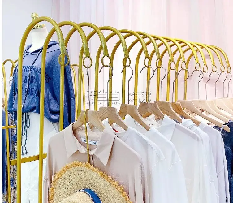 Apģērbu display rack grīdas-pastāvīgā golden vienkārši high-end kombinācija pakaramais sieviešu apģērbu veikals modelis aksesuārus Nakajima plauktā Attēls 1