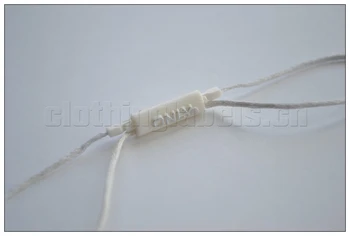 Hang tag string, plastmasas blīvējumu, kokvilnas aukla, balta fona ar sudraba logo, pievienot hang tag.