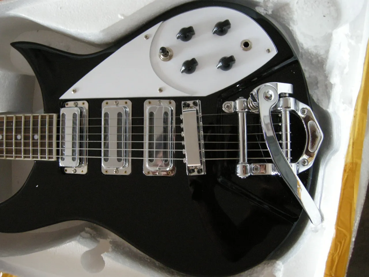 Ķīnas ģitāra rūpnieciski pielāgotu jauno Ricken 325 black Elektriskā Ģitāra, 34 collas ar Bigsby Vibrato 8YUE Attēls 3