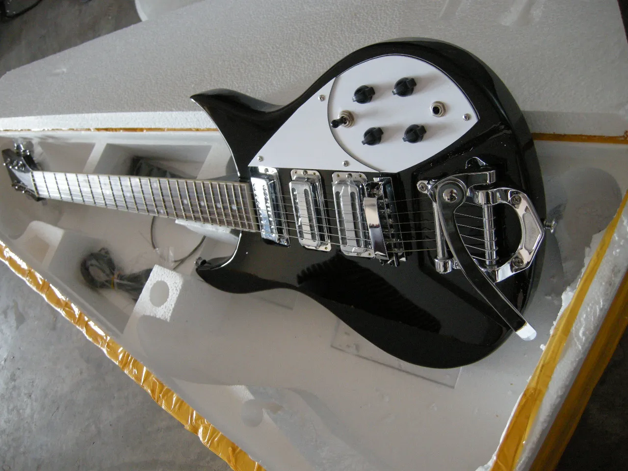 Ķīnas ģitāra rūpnieciski pielāgotu jauno Ricken 325 black Elektriskā Ģitāra, 34 collas ar Bigsby Vibrato 8YUE Attēls 4